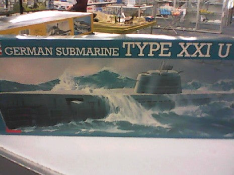 SOUS MARIN TYPE XXI U2518 1/144