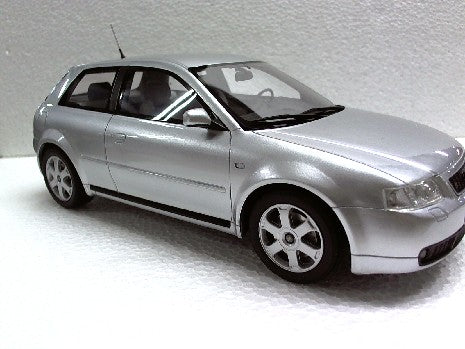 AUSI S3 8L GRISE 1/18