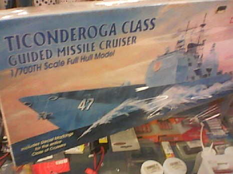 Maquette du Croiseur de Missiles Guidés Ticonderoga 1/700 - Minicraft