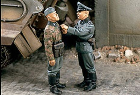 OFFICIER ALL. REMETTANT M╔DAILLE AU SOLDAT 1/35