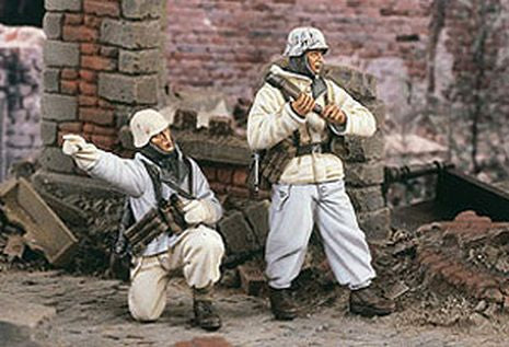 ASSAUT X 2 FIGURINES     1/35