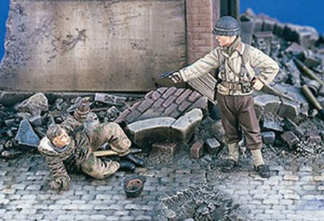 DEBOUT HAUT LES MAINS 1/35