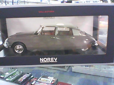 CITROEN DS 19 MARRON GLACE 1/18