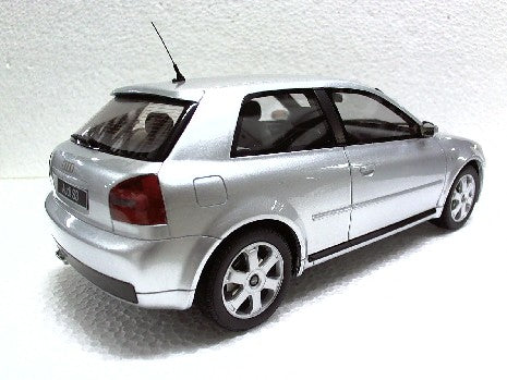 AUSI S3 8L GRISE 1/18