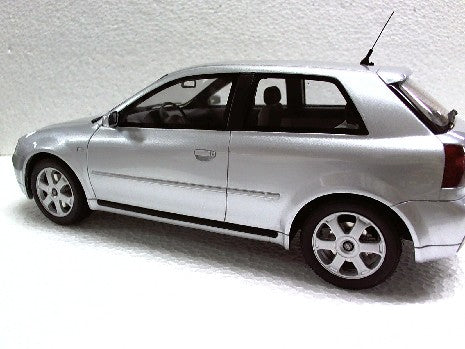 AUSI S3 8L GRISE 1/18
