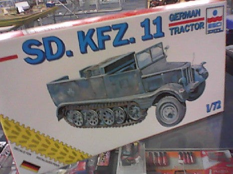 SD.KFZ 11 TRACTOR  1/72