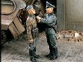 OFFICIER ALL. REMETTANT M╔DAILLE AU SOLDAT 1/35