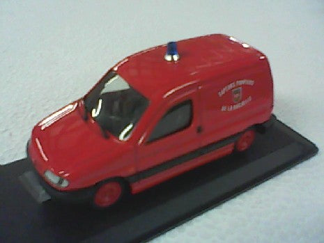 Miniature Citroën Berlingo Pompier Éligor 1/43