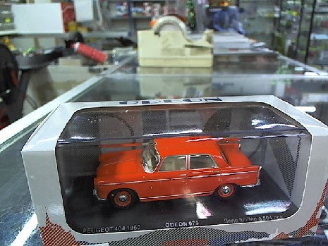 PEUGEOT 404 BERLINE 1960 ORANGE 1/43