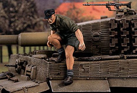 OFFICIER PANZER SORTANT  1/35