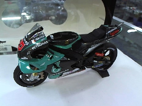 YAMAHA YZR-M1 QUARATAGO PETRONAS