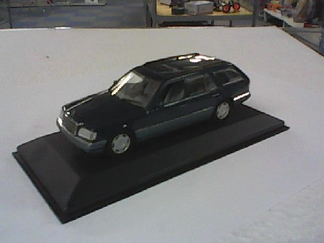 Miniature Mercedes E-Class Break 1/43 - Modèle Réaliste