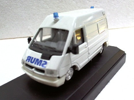 Modèle réduit RENAULT TRAFIC AMBULANCE 1/43 - VEREM