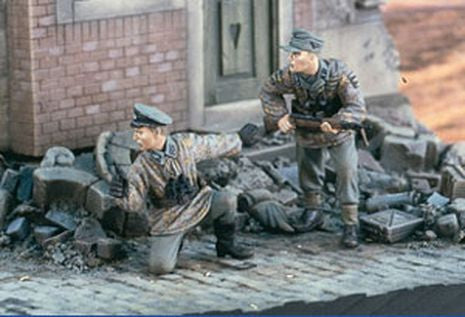 RESTE DERRIERE           1/35