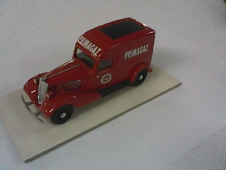 RENAULT 800 KG PRIMAGAZ ROUGE 1/43