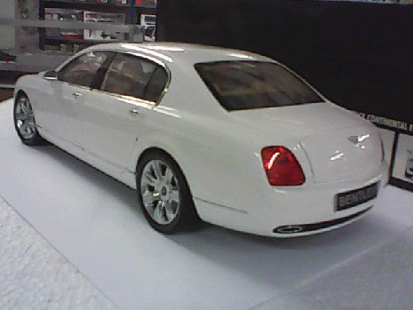 Miniature Bentley Flying Spur Blanc 1/43 - Minichamps