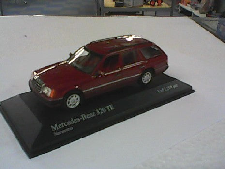Miniature MERCEDES-BENZ 300 TE ROUGE METAL 1/43 - MINICHAMPS