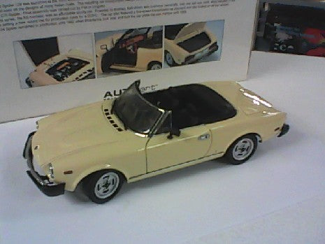 FIAT 124 SPIDER CREME 1/18