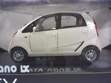 TATA NANO 2009 - WHITE 1/18